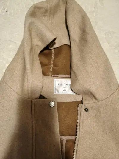 Abrigo beige con capucha - miniatura 2