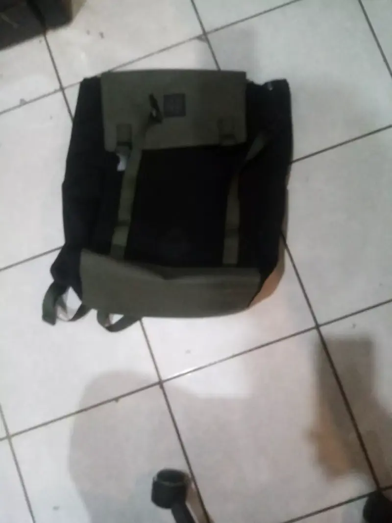Mochila negra y verde militar - 1