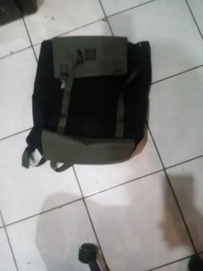 Mochila negra y verde militar - miniatura 1