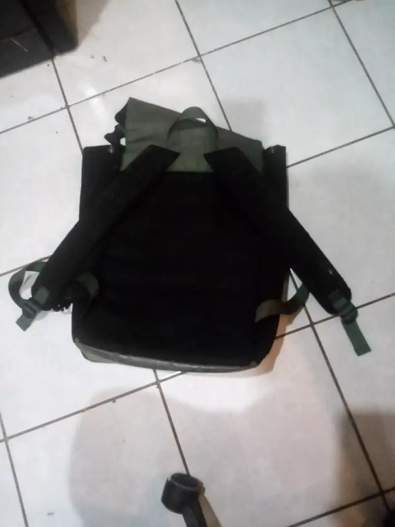 Mochila negra y verde militar - 2