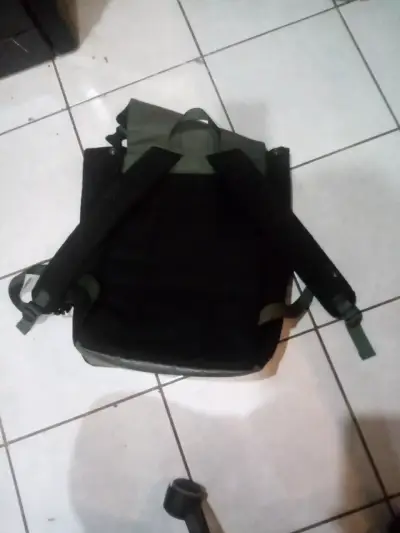 Mochila negra y verde militar - miniatura 2