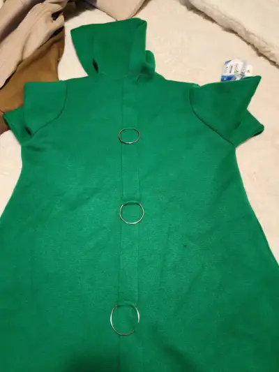 Abrigo verde con capucha - miniatura 1