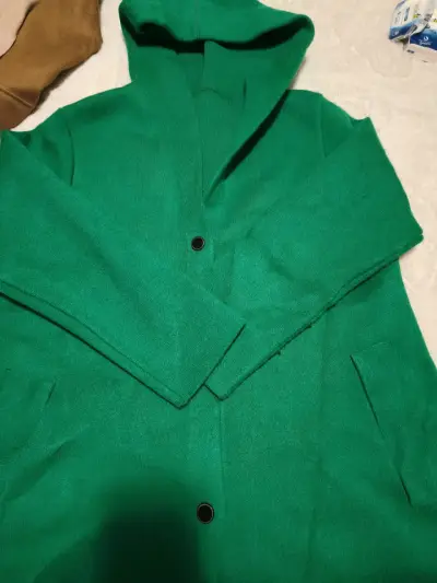 Abrigo verde con capucha - miniatura 2