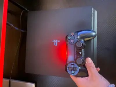 Consola PlayStation 4 con control - miniatura 1