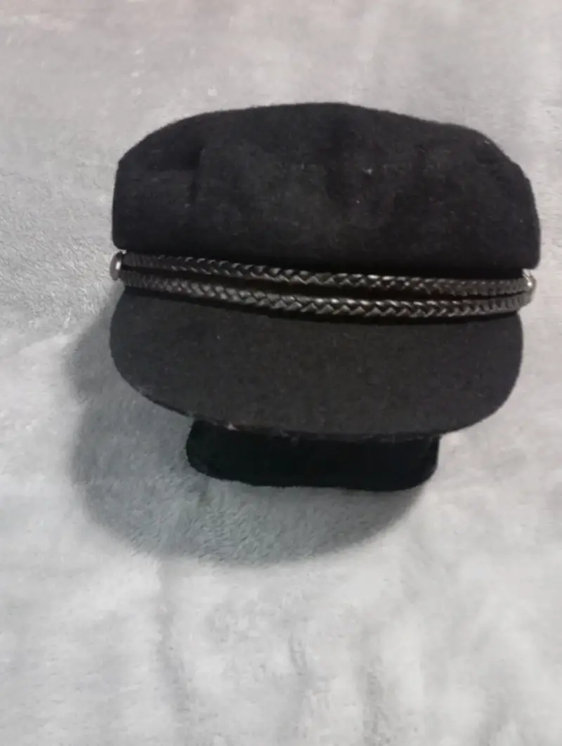 Gorro negro con cordón decorativo - 1