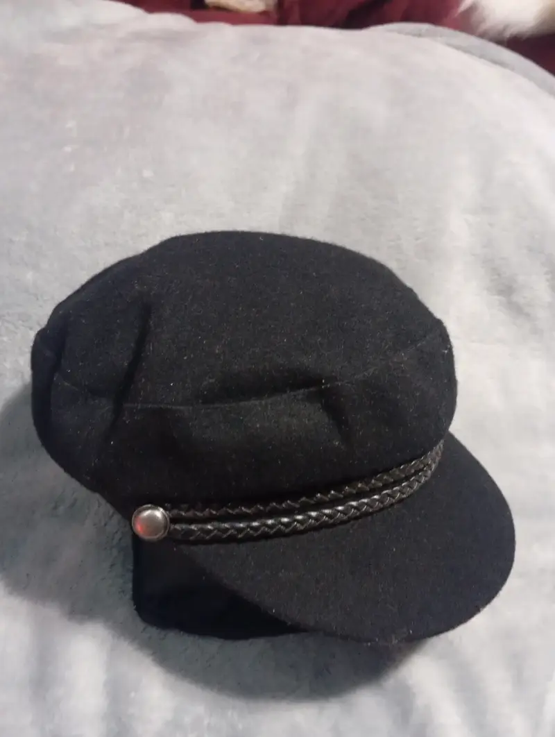 Gorro negro con cordón decorativo - 2