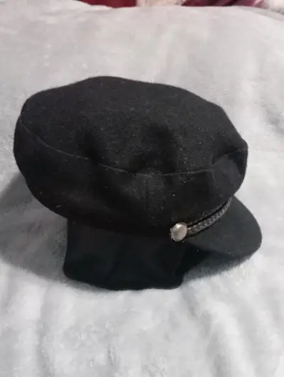 Gorro negro con cordón decorativo - miniatura 3
