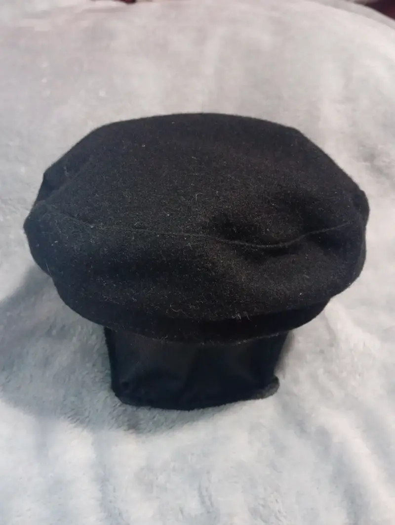 Gorro negro con cordón decorativo - 4