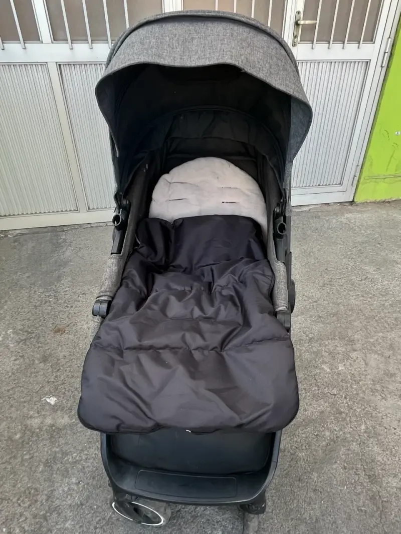 Coche de bebé gris oscuro - 1