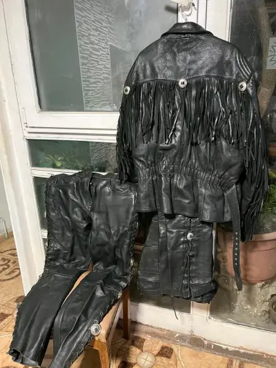 Conjunto de cuero con flecos - miniatura 1