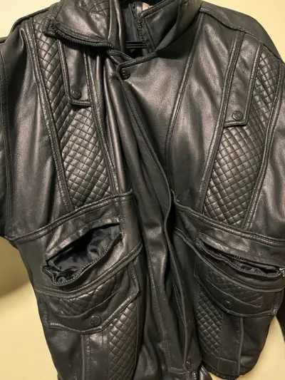 Chaqueta negra estilo motociclista - miniatura 1