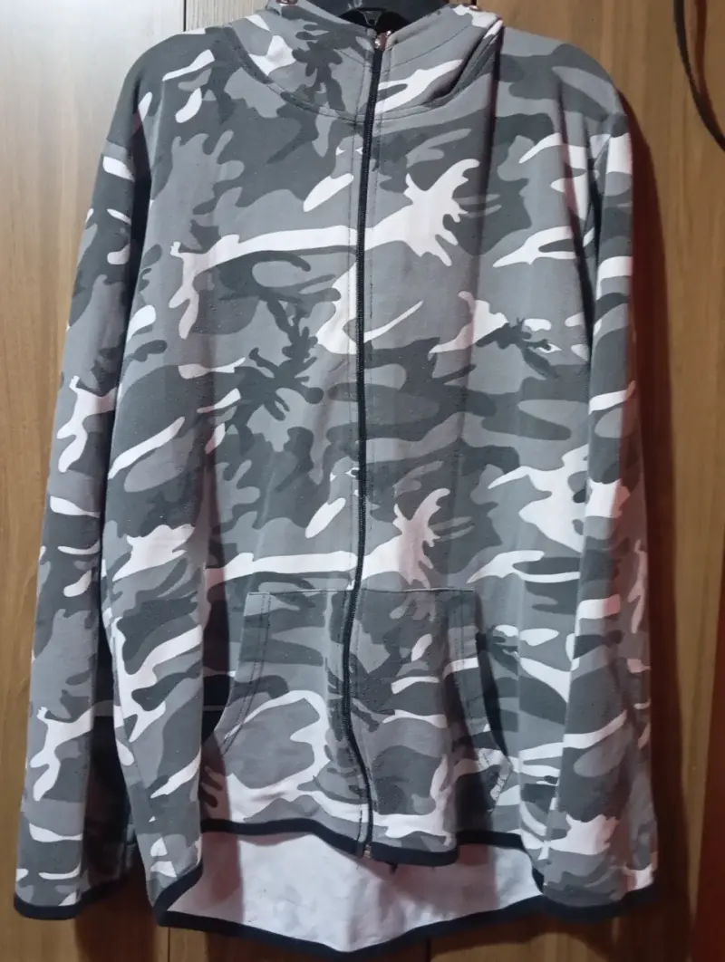 Polerón camuflado con capucha - 1