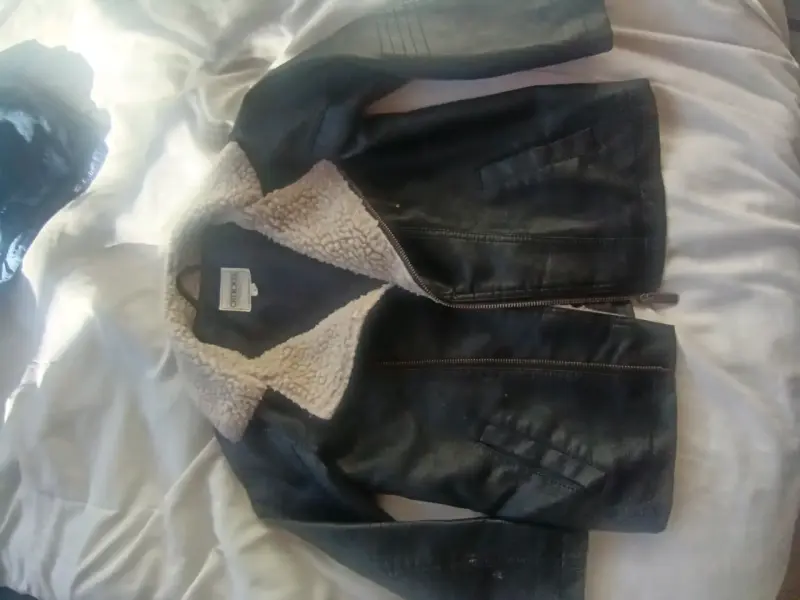 Chaqueta negra con forro de borrego