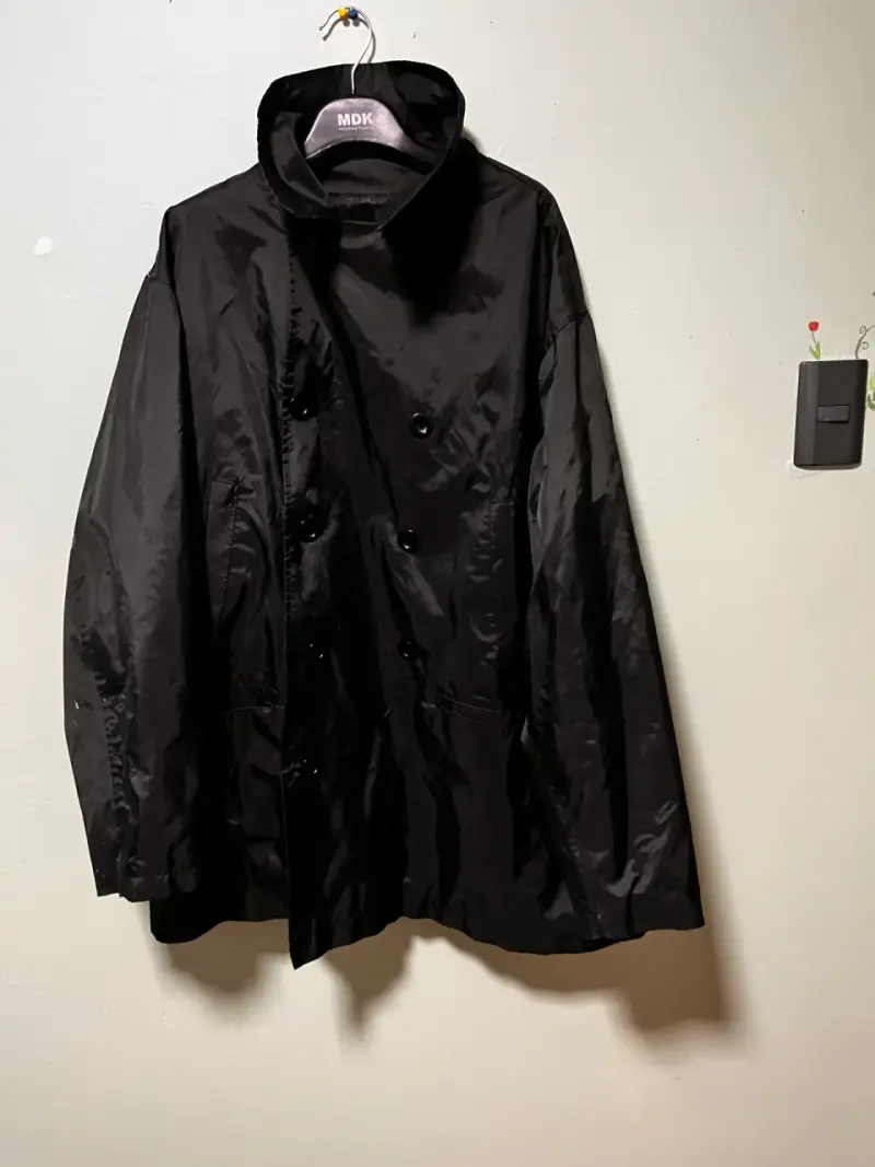 Abrigo negro con capucha - 1