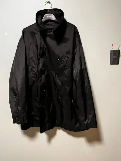 Abrigo negro con capucha - miniatura 1
