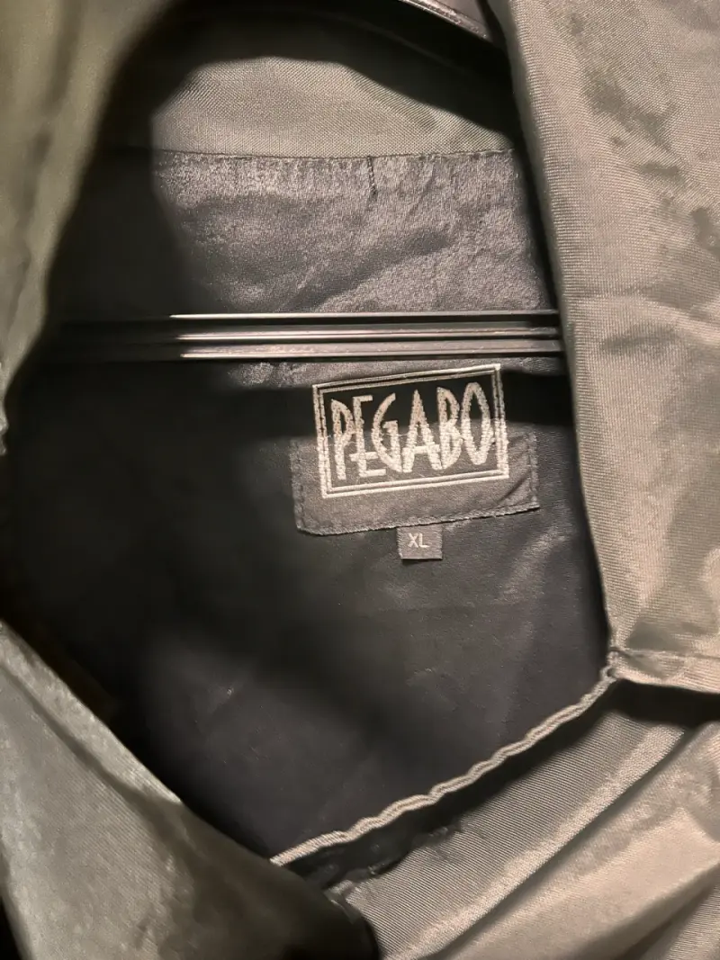 Abrigo negro con capucha - 5