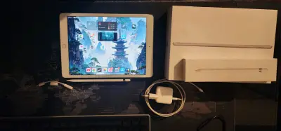 iPad septima generación con accesorios - miniatura 1