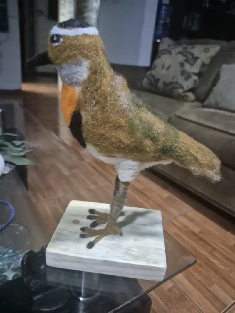 Pájaro de fieltro decorativo