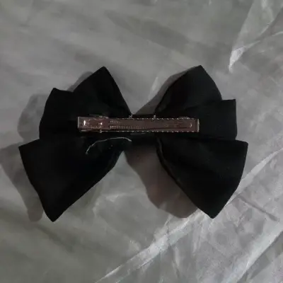 Moño negro con perlas decorativas - miniatura 2