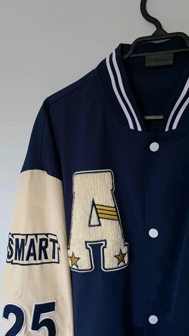 Chaqueta varsity azul y crema - 1