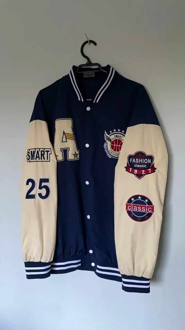 Chaqueta varsity azul y crema - 2