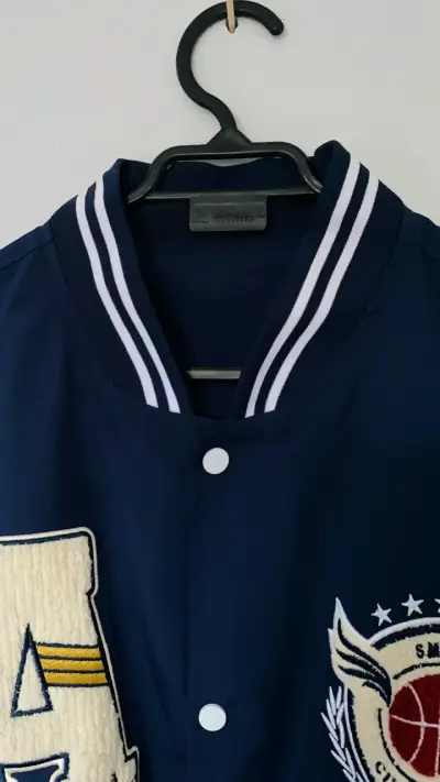 Chaqueta varsity azul y crema - miniatura 4