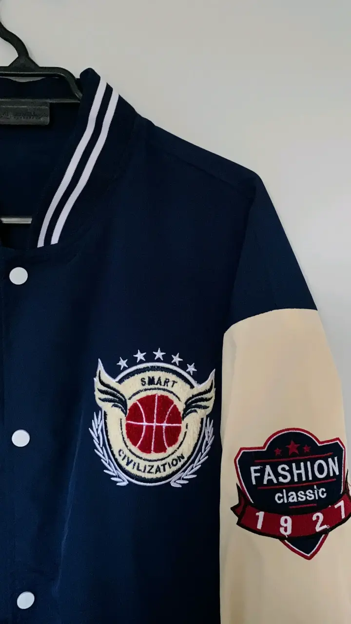 Chaqueta varsity azul y crema - 5
