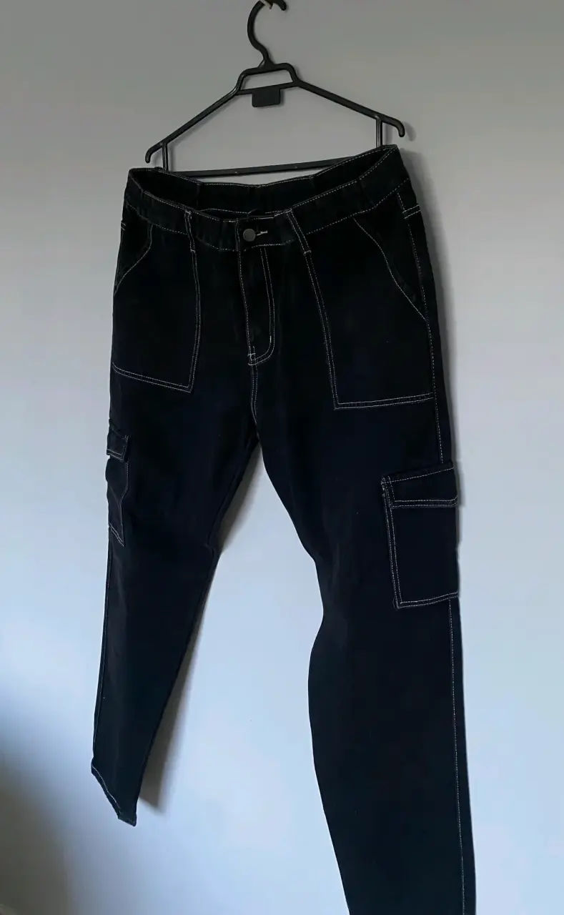 Pantalones negros con bolsillos - 1