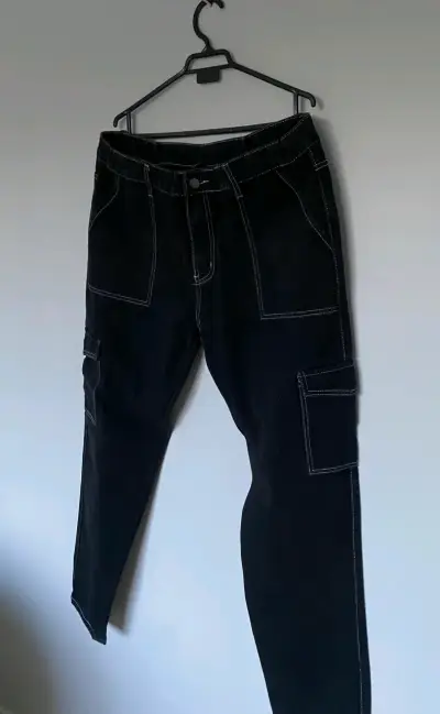 Pantalones negros con bolsillos - miniatura 1