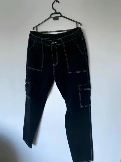Pantalones negros con bolsillos - miniatura 2