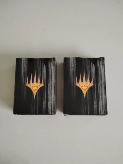 Dos mazos de cartas colecionables mágic - miniatura 1