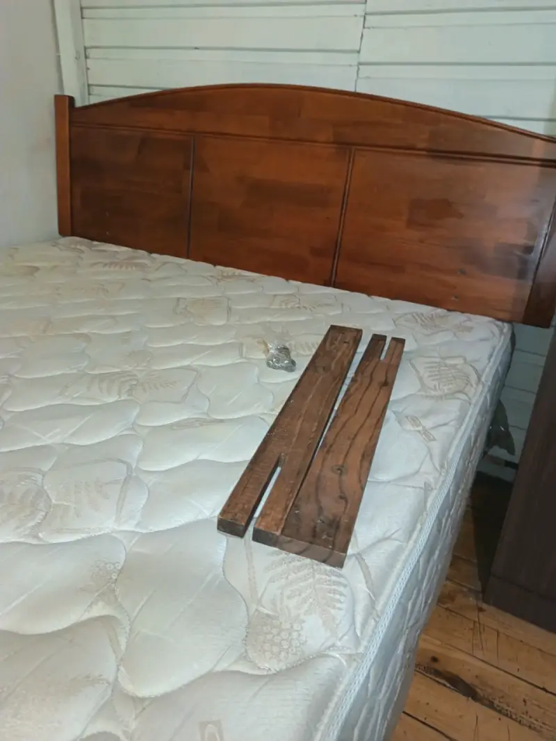 Cama matrimonial con respaldo de madera - 1
