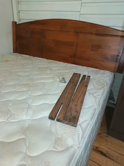 Cama matrimonial con respaldo de madera - miniatura 1