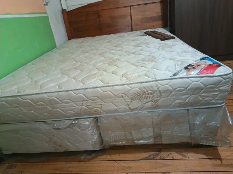 Cama matrimonial con respaldo de madera - 2