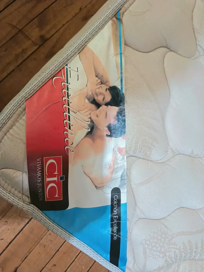 Cama matrimonial con respaldo de madera - 3