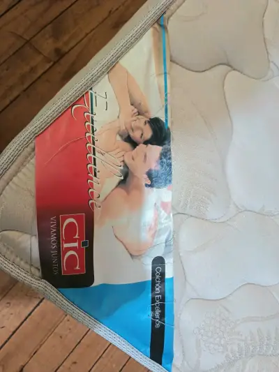 Cama matrimonial con respaldo de madera - miniatura 3