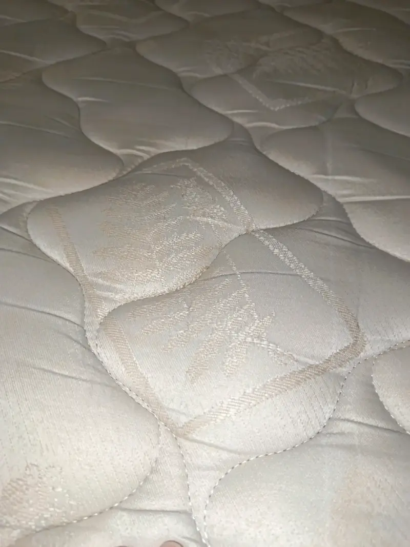 Cama matrimonial con respaldo de madera - 4