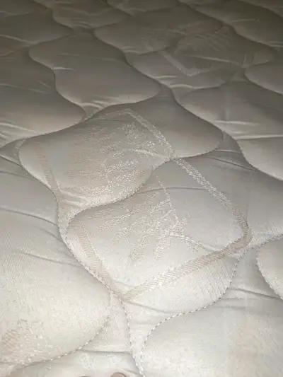 Cama matrimonial con respaldo de madera - miniatura 4