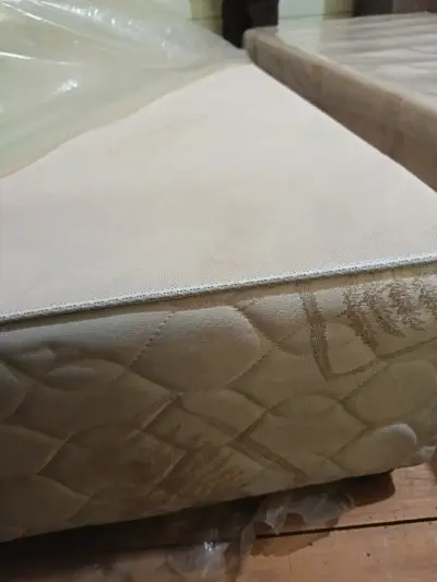 Cama matrimonial con respaldo de madera - miniatura 5