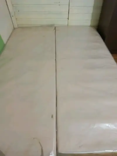 Cama matrimonial con respaldo de madera - miniatura 6