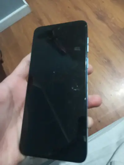Teléfono con pantalla dañada - miniatura 1