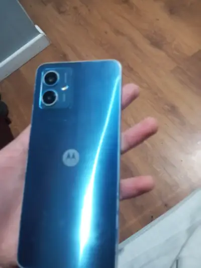 Teléfono con pantalla dañada - miniatura 2