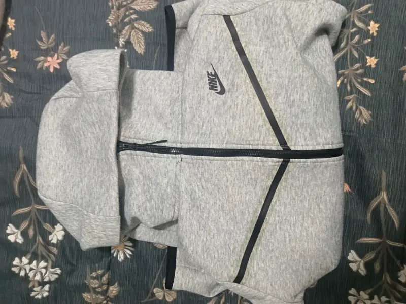 Polerón gris Nike Tech - 3