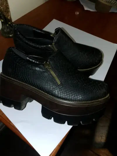Zapatos de cuero negro con cierre - miniatura 2