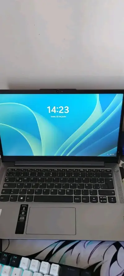 Notebook Lenovo Core i3 - miniatura 1
