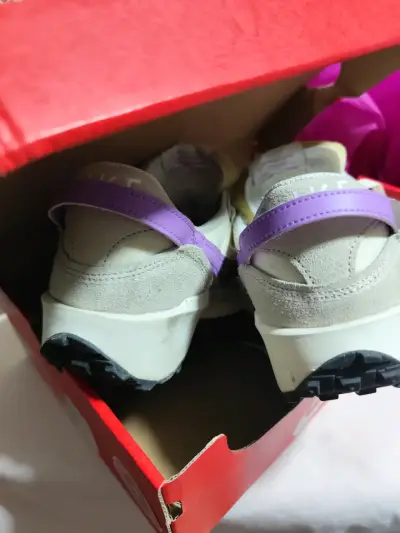 Zapatillas deportivas beige y morado - miniatura 1