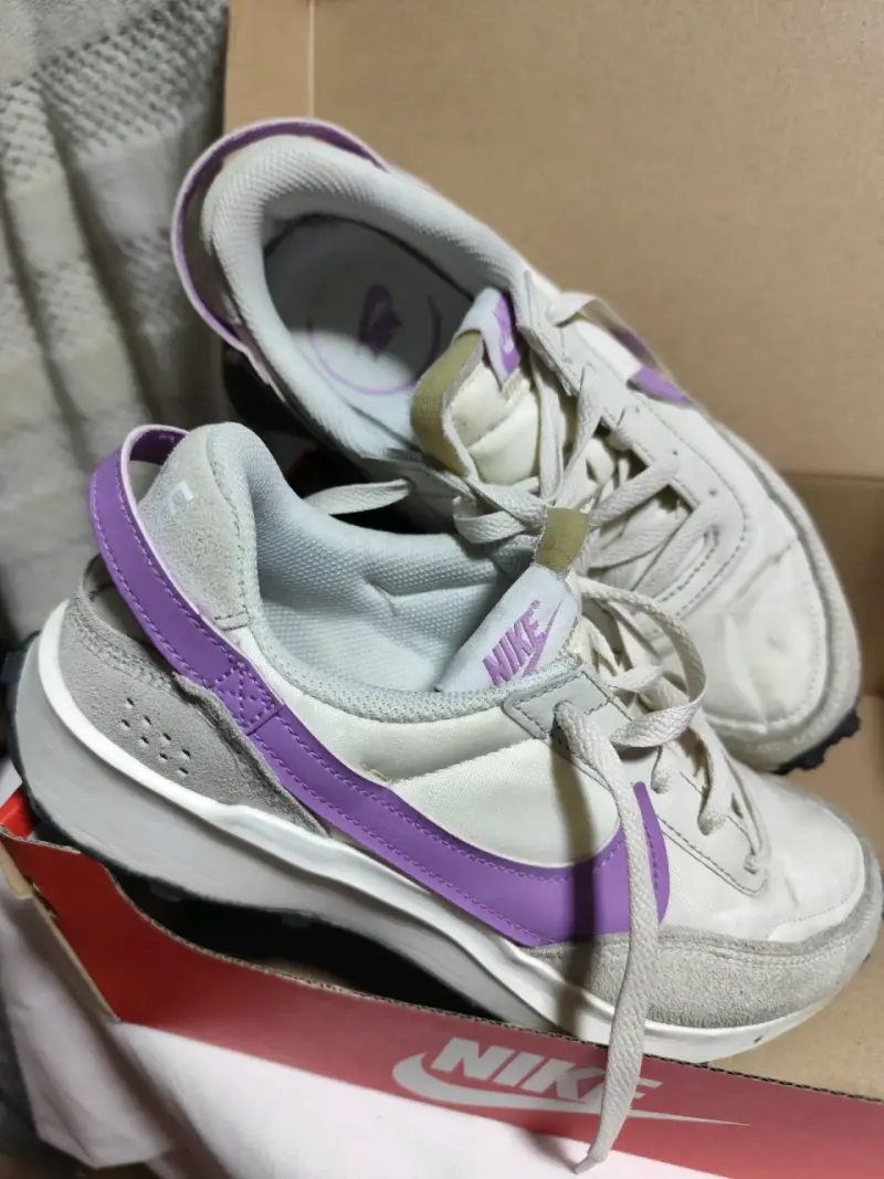 Zapatillas deportivas beige y morado - 2