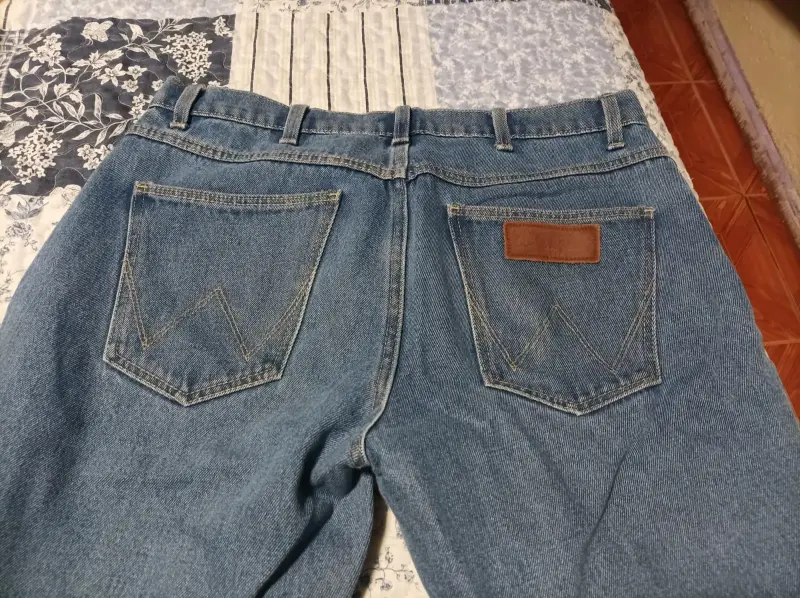 Jeans wrangler azul oscuro de hombre - 1