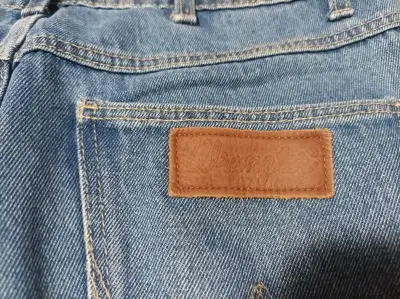 Jeans wrangler azul oscuro de hombre - miniatura 2