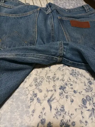 Jeans wrangler azul oscuro de hombre - miniatura 3